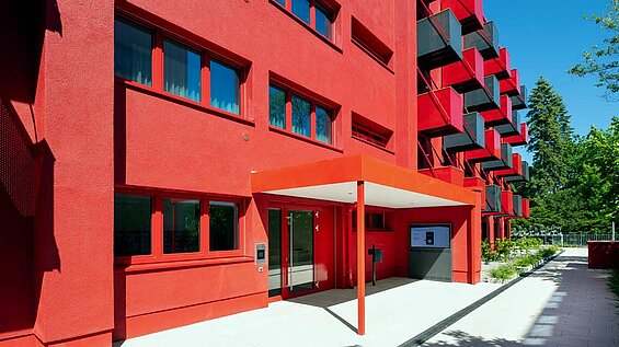 Rote Außenfassade des Gebäudes